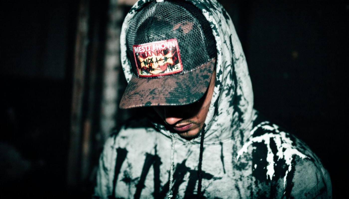 Comment intégrer la casquette trucker filet dans un style urbain moderne